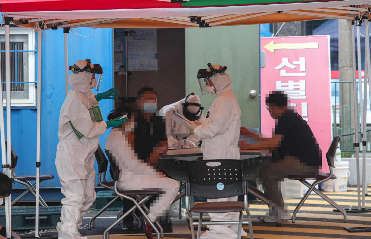 3일 오전 충남 청양군 청양읍 청양의료원 선별진료소에서 주민들이 코로나19 진단검사를 받고 있다. [연합]