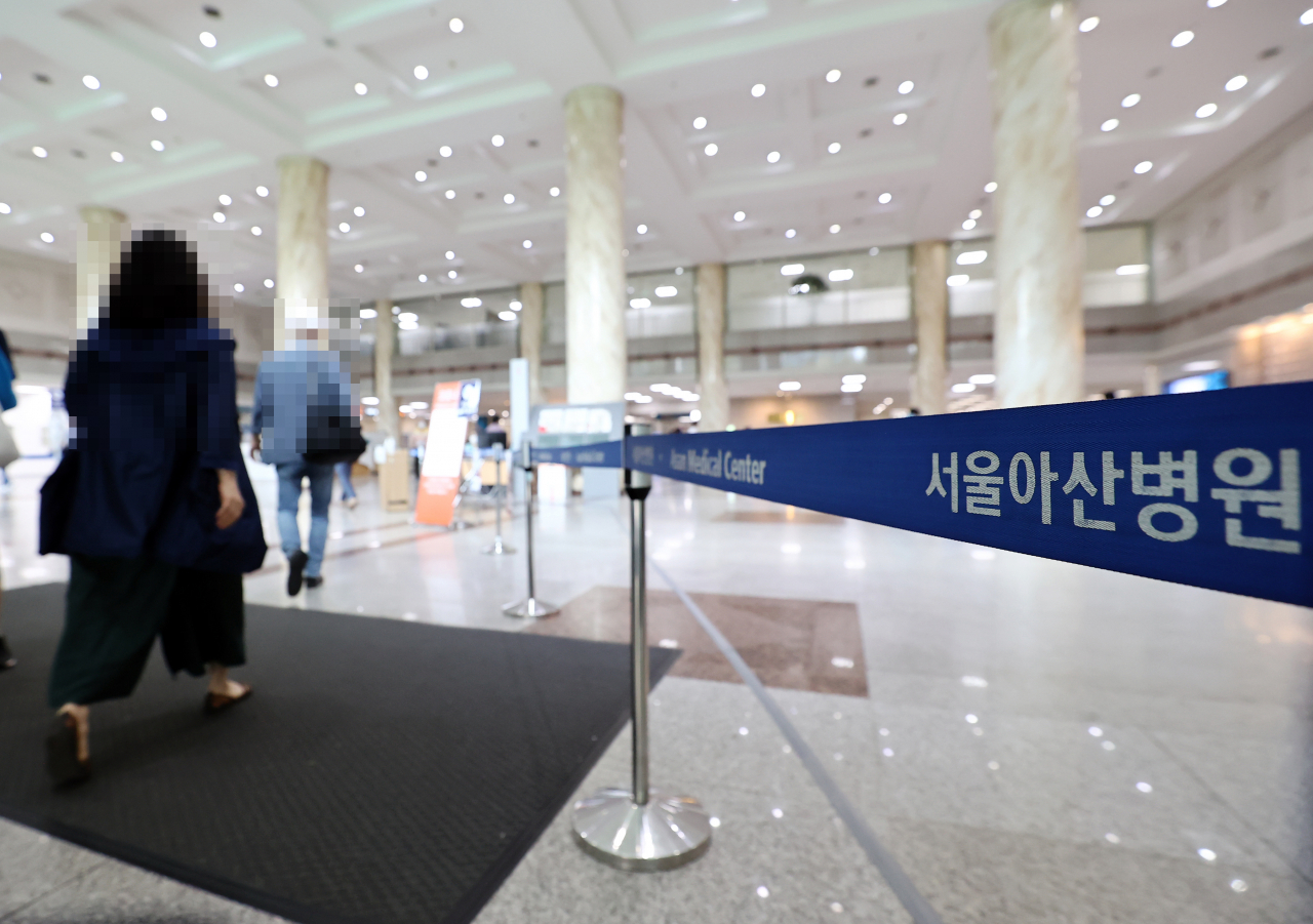 3일 서울아산병원에서 '코로나19' 추가 확진자 5명이 확인됐다. 전날 확진된 50대 입원 암 환자를 포함하면 서울아산병원 내 코로나19 확진자는 총 6명이 됐다. 사진은 이날 오전 서울아산병원 동관의 모습. [연합]