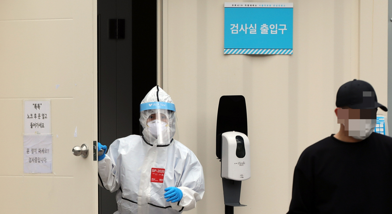 서울지역이 태풍 마이삭의 영향권에 벗어난 3일 오전 중랑구 서울의료원 선별진료소에서 관계자가 검사실 밖을 내다보고 있다. [연합]