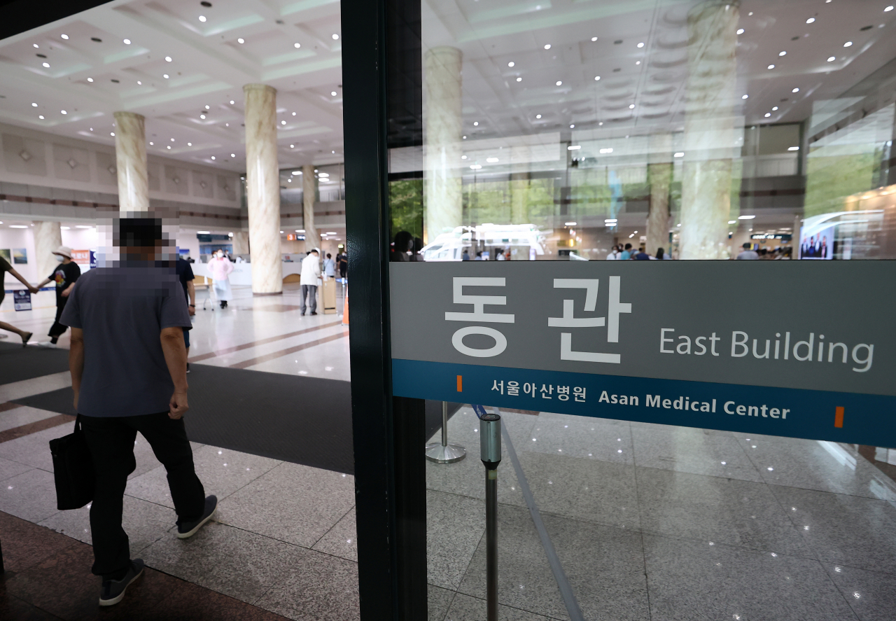 3일 서울아산병원에서 신종 코로나바이러스 감염증(코로나19) 추가 확진자 5명이 확인됐다. 전날 확진된 50대 입원 암 환자를 포함하면 서울아산병원 내 코로나19 확진자는 총 6명이 됐다. 사진은 이날 오전 서울아산병원 동관의 모습. 연합뉴스
