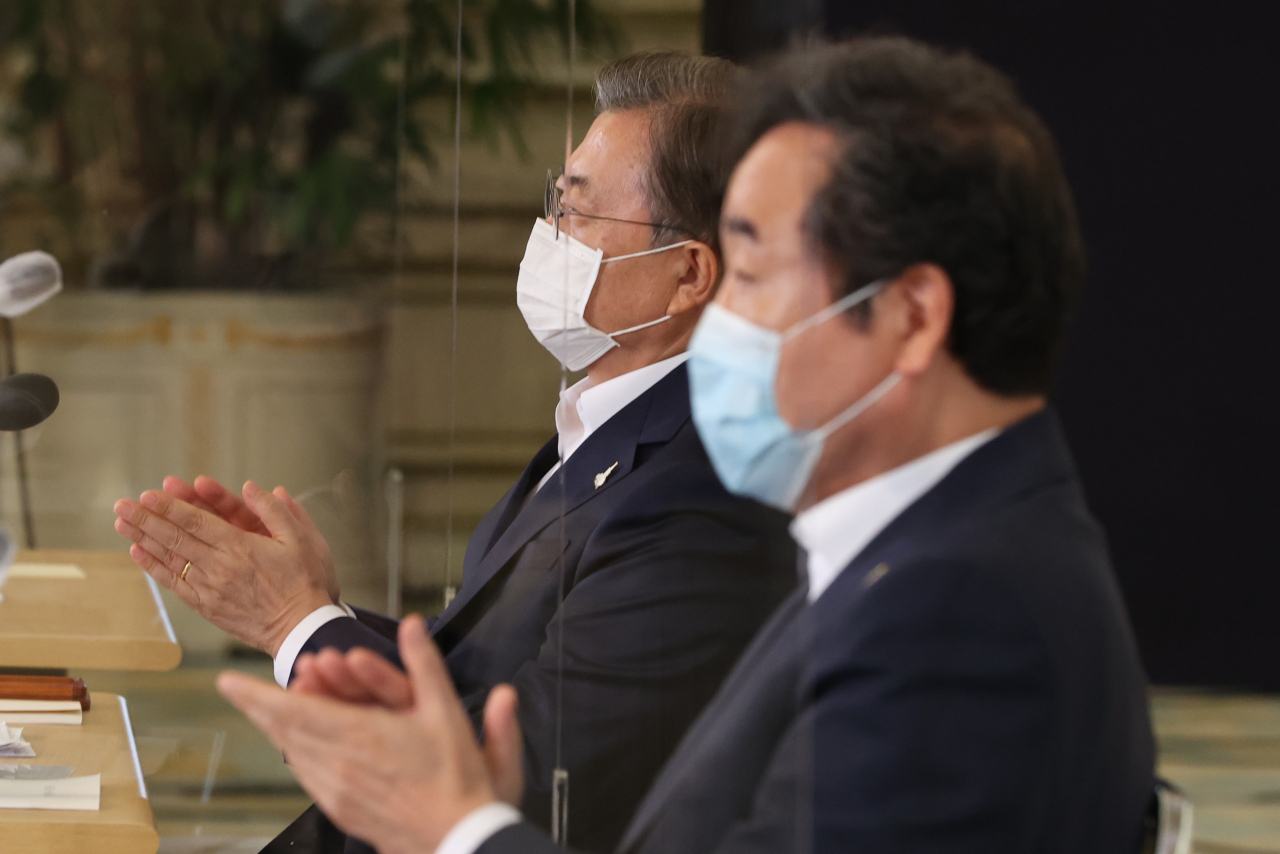 문재인 대통령과 더불어민주당 이낙연 대표가 3일 오전 청와대에서 열린 제1차 한국판 뉴딜 전략회의에서 홍남기 부총리 겸 기획재정부 장관의 뉴딜펀드 조성방안에 대한 발표를 들은 뒤 박수를 치고 있다. [연합]