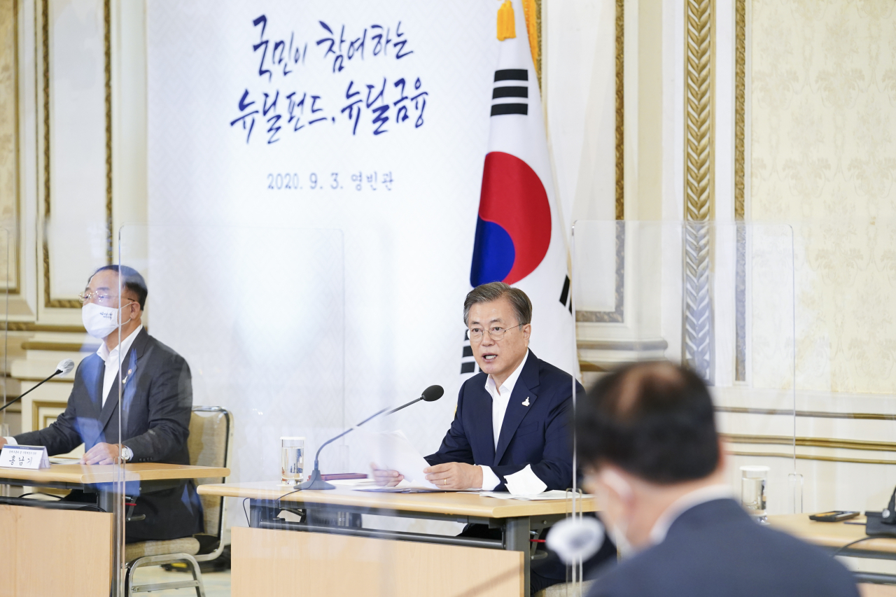 문재인 대통령이 3일 오전 청와대에서 제1차 한국판 뉴딜 전략회의를 주재하고 있다. [연합]