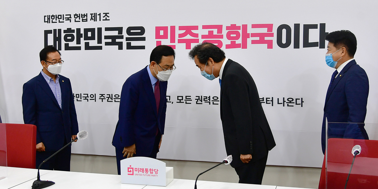 더불어민주당 이낙연 신임 당대표가 지난 1일 오전 서울 여의도 국회에서 미래통합당 원내대표실을 찾아 주호영 원내대표와 인사하고 있는 모습. 왼쪽부터 통합당 이종배 정책위의장, 주호영, 이낙연, 민주당 오영훈 당대표 비서실장. [연합]