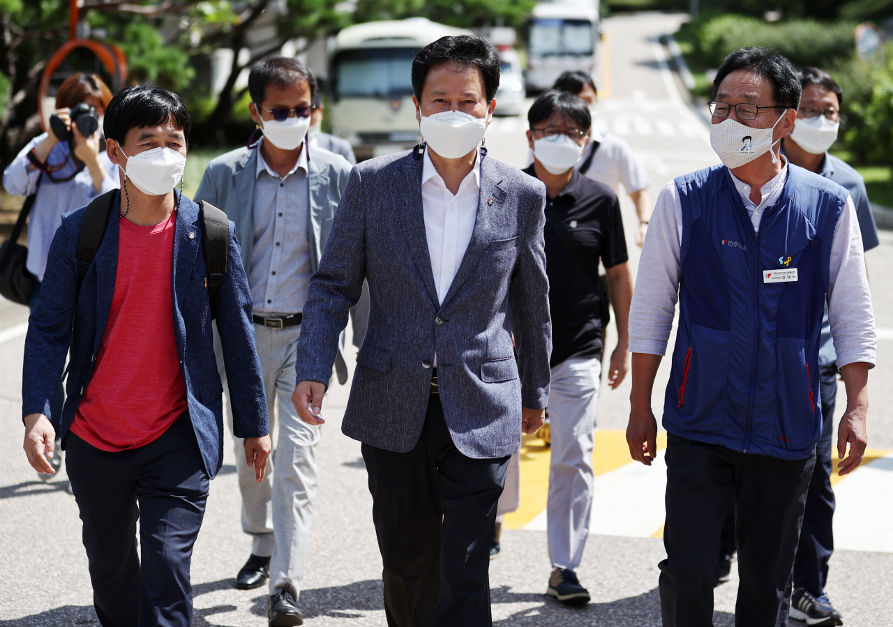권정오 전교조 위원장을 비롯한 참석자들이 3일 오전 서울 서초구 대법원에서 열리는 전원합의체에 참석하기 위해 법정으로 향하고 있다. 이날 대법원 전원합의체는 전국교직원노동조합 법외노조 처분의 적법성에 대한 최종 판단을 내렸다. [연합]