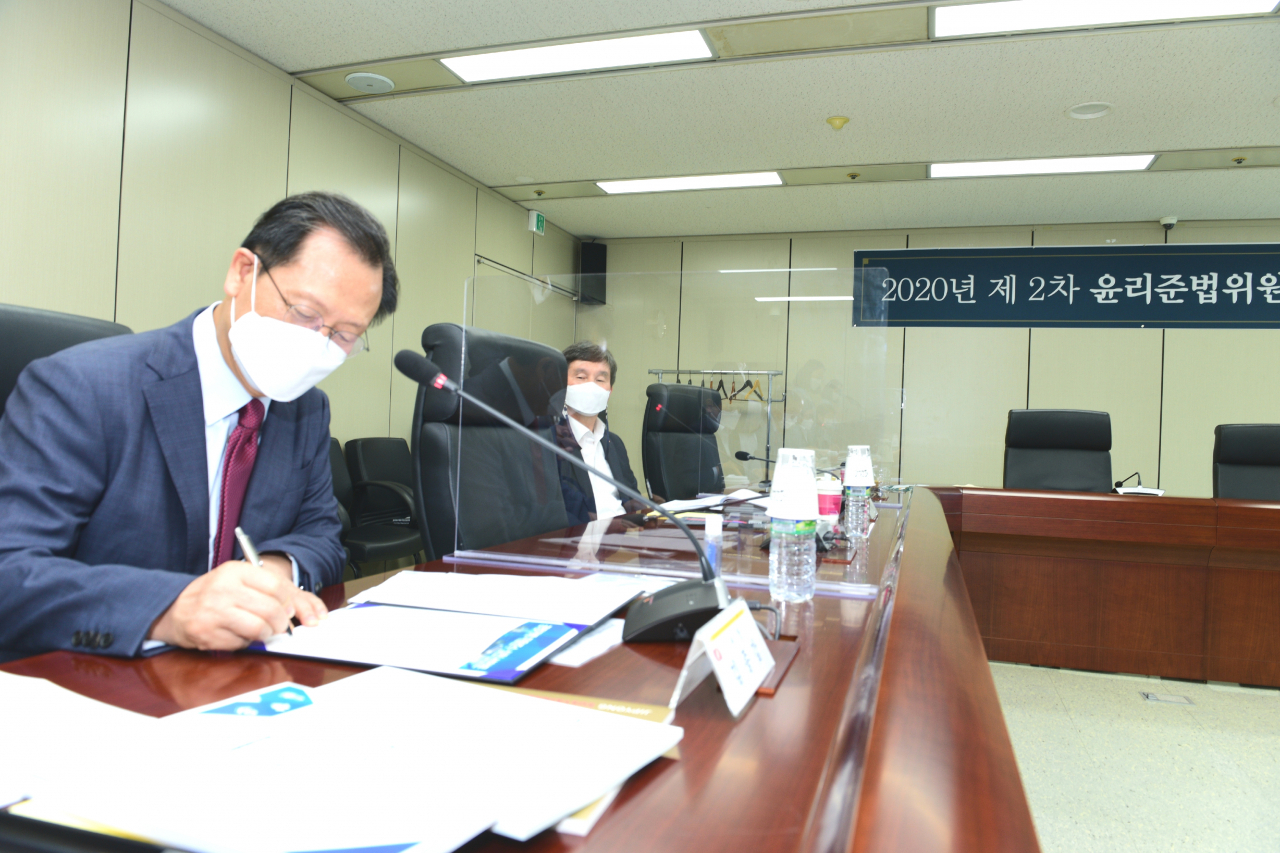 김종갑(왼쪽) 한국전력공사 사장이 3일 열린 제2차 윤리준법위원회에서 '공정거래 자율준수 프로그램'(CP) 도입에 서명하고 있다. [한국전력공사 제공］