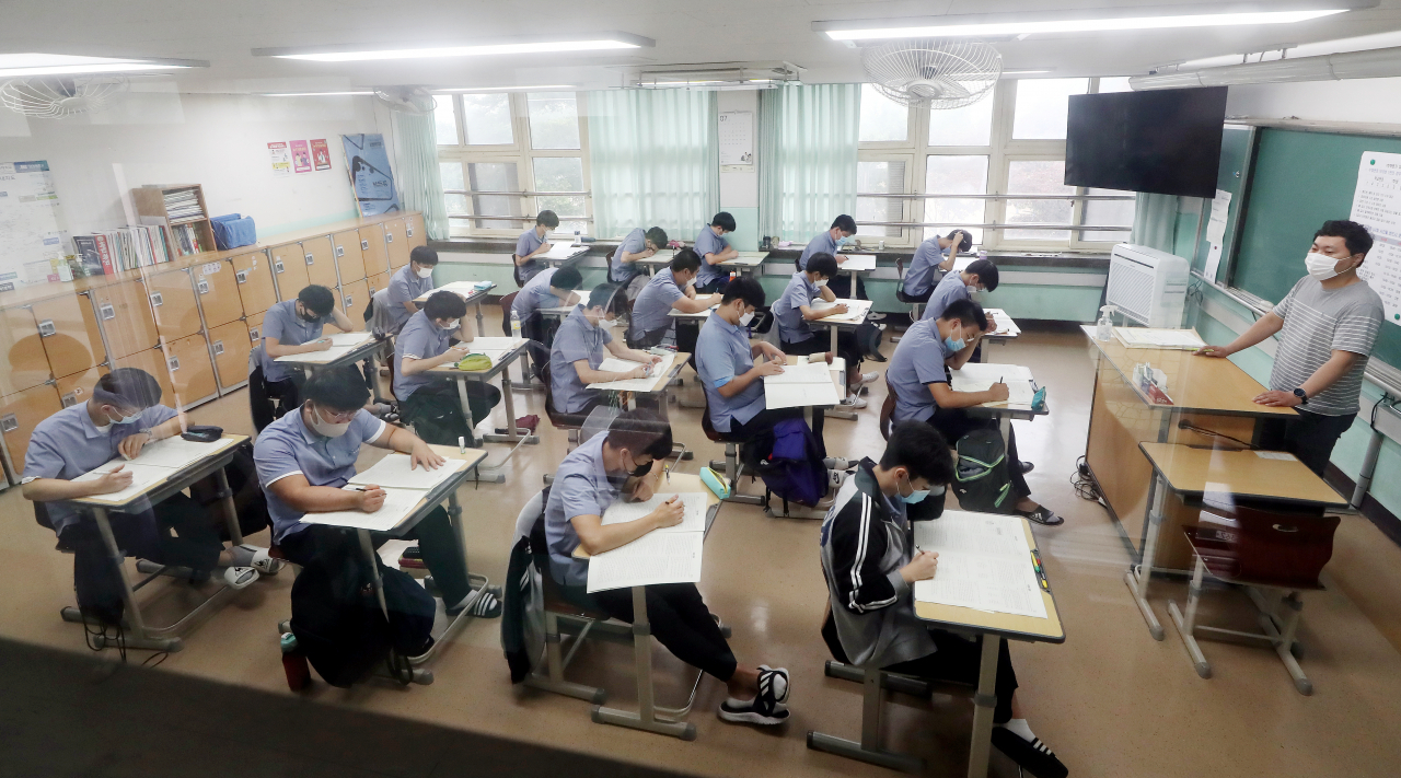 고등학교 3학년 대상 전국연합학력평가 시험일인 지난달 22일 오전 인천시 남동구 도림고등학교에서 학생들이 시험을 치르고 있다. [연합]