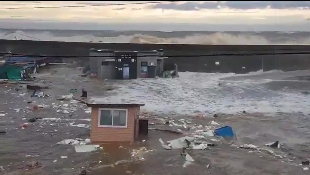 High waves are causing damage at a shore in Samcheok, Gangwon Province, on Thursday from Typhoon Maysak bringing heavy winds across regions. (Yonhap)