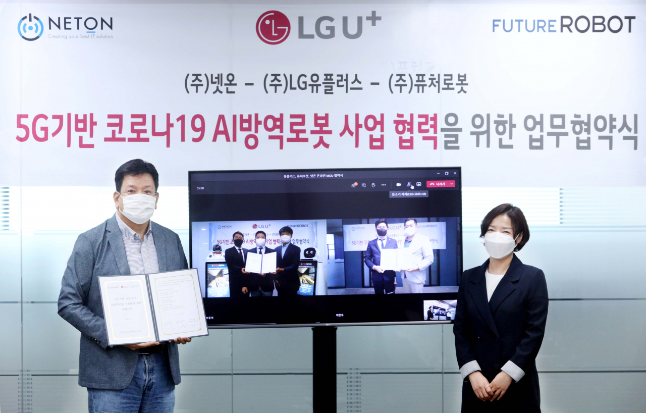 3일 LG유플러스 용산사옥과 퓨처로봇 본사, 넷온 본사 간 원격 화상회의로 진행된 협약식에서 LG유플러스 서재용(왼쪽) 융복합사업담당 상무와 퓨처로봇 서상철(TV 화면 속 왼쪽에서 두 번째) 대표, 넷온 명홍철(TV 화면 속 왼쪽에서 네 번째) 대표가 기념촬영하고 있다. [LG유플러스 제공]