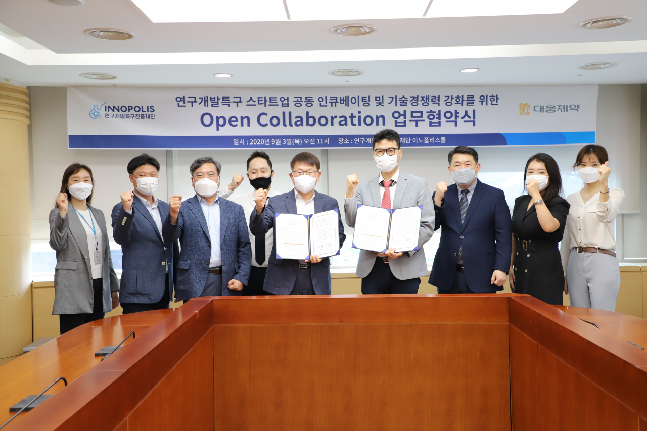 3일 열린 바이오 분야 기술창업기업 인큐베이팅을 위한 상호협력 업무협약식에서 연구개발특구진흥재단과 대웅제약 관계자들이 기념촬영을 하고 있다.[연구개발특구진흥재단 제공]