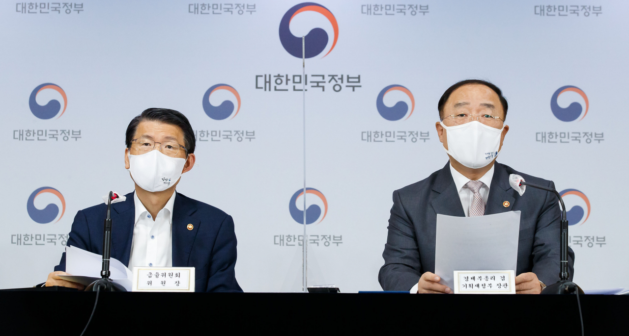 [사진=홍남기 경제부총리 겸 기획재정부 장관(오른쪽)과 은성수 금융위원장(왼쪽)이 3일 서울 종로구 정부서울청사에서 한국판 뉴딜 전략회의 관련 내용을 발표하고 있다.]