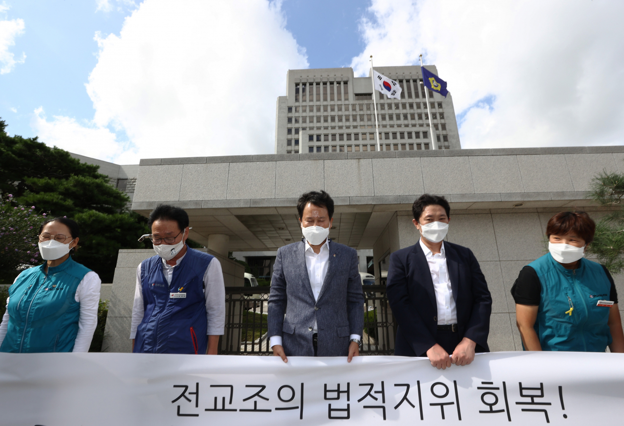 권정오 전국교직원노동조합 위원장(가운데)과 조합원 등이 3일 오후 서초동 대법원 앞에서 선고 뒤 열린 기자회견에서 감사 인사를 하고 있다. 대법원 전원합의체는 이날 전교조가 고용노동부를 상대로 낸 법외노조 통보 처분 취소 소송 상고심에서 원고 패소로 판결한 원심을 깨고 원고 승소 취지로 사건을 서울고법으로 돌려보냈다. [연합]