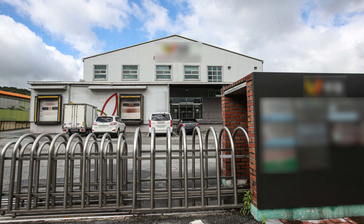 3일 오전 17명의 코로나19 집단감염이 발생한 충남 청양군 비봉면 한 김치공장이 폐쇄되어 있다. [연합]