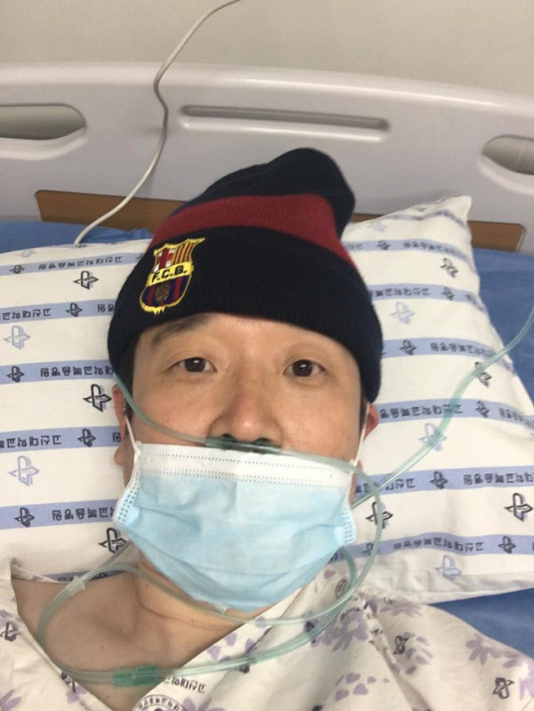 박현 부산대 기계공학과 겸임교수는 지난 3월 신종 코로나바이러스 감염증(코로나19) 완치 판정을 받았지만, “후유증에 시달리고 있다”고 했다. 박 교수는 퇴원 후 SNS(사회관계망서비스)에 ‘부산47’이라는 필명으로 투병기를 올렸다. 부산 47번 확진자였던 박 교수의 지난 3월 코로나19 투병 당시 모습. [박현 교수 페이스북 캡처]