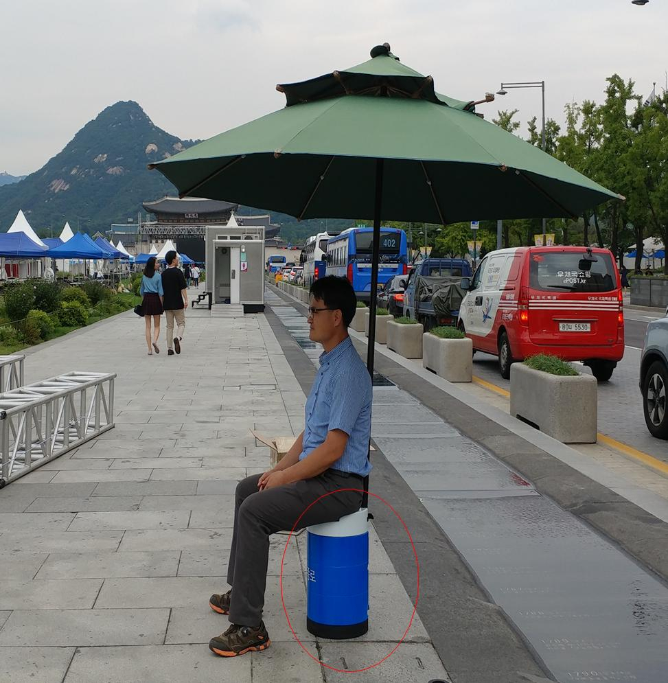 지지대 고정용 기능성 안전의자 파라솔 설치 모습. [중구 제공]