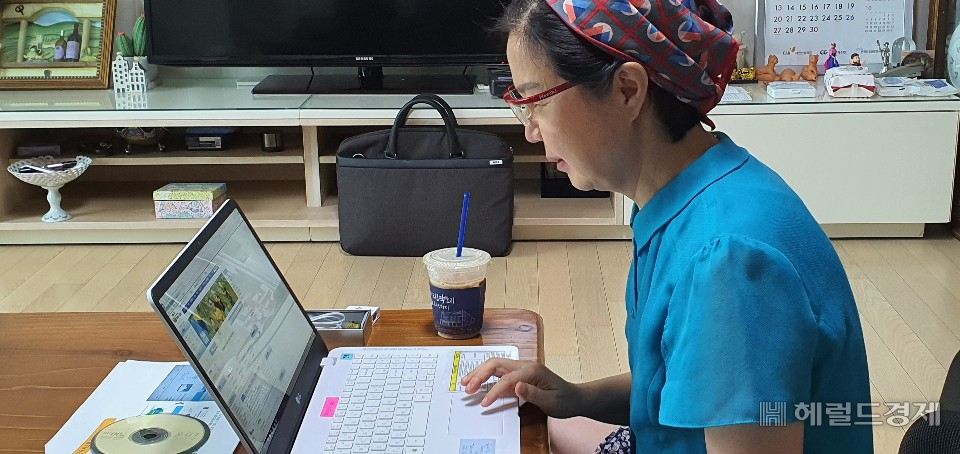 김수영 양천구청장이 컴퓨터를 이용해 재택 근무를 하고 있다.