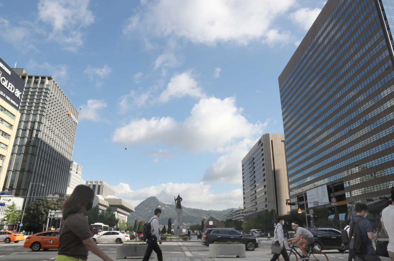푸른 가을 하늘이 펼쳐진 4일 오전 서울 종로구 광화문 사거리에서 시민들이 출근하고 있다. [연합]