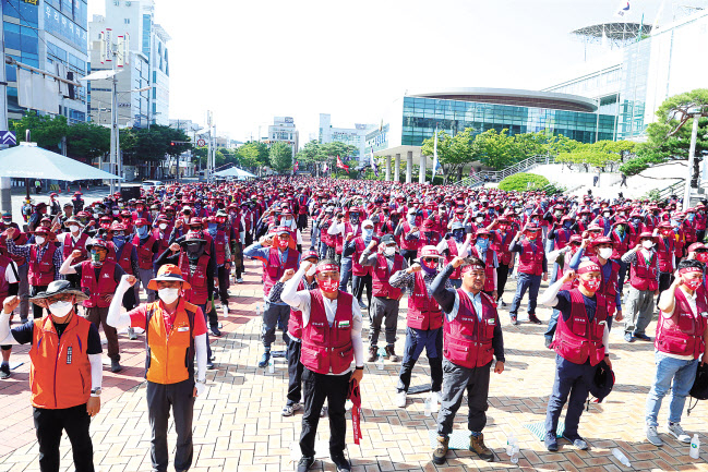 코로나19로 인한 경기 부진 속에서도 노조의 파업은 계속되고 있다. 사진은 지난달 20일 민주노총 소속 전국플랜트건설노동조합 포항지부 조합원 1500명이 부분파업을 벌이며 집회하고 있는 모습. [연합]