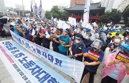 광복절인 지난달 15일 오후 서울 종로구 보신각 앞에서 열린 ‘민주노총 8·15 노동자대회’에서 참가자들이 한반도기를 흔들고 있다. [연합]