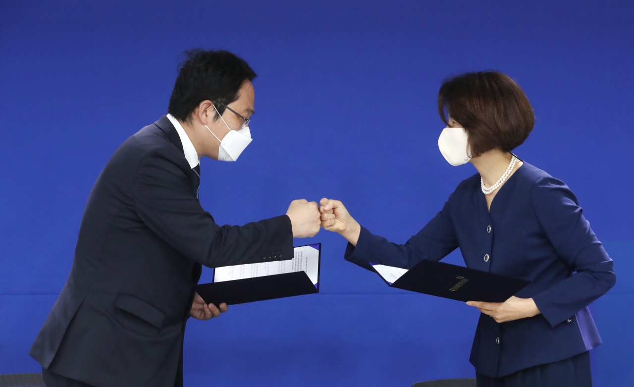 한정애 더불어민주당 정책위의장(오른쪽)과 최대집 대한의사협회장이 4일 오전 서울 여의도 더불어민주당사에서 의대 정원 확대, 공공 의대 신설 추진 원점 재검토 등을 내용으로 한 정책협약 이행 합의서에 서명한 뒤 주먹을 맞대고 있다. 이상섭 기자/babtong@heraldcorp.com