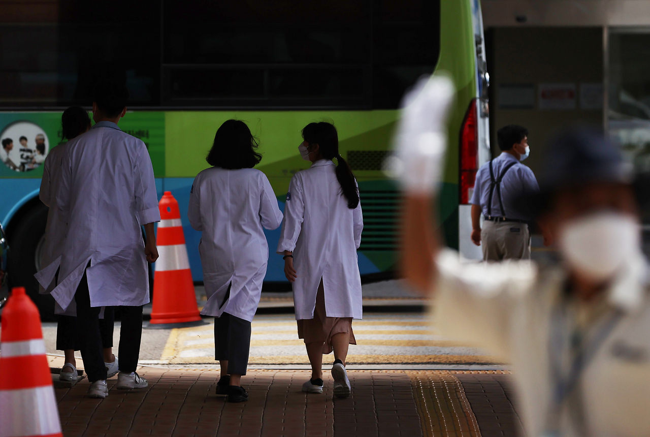 의료계 집단휴진 사태, 정상화 되나(서울=연합뉴스) 신준희 기자 = 의료계가 정부 여당과 공공의료 확충 정책과 관련한 협상을 타결짓고 파업을 종료한 4일 서초구 서울성모병원에 의료진이 의과대학 건물로 들어가고 있다. 2020.9.4