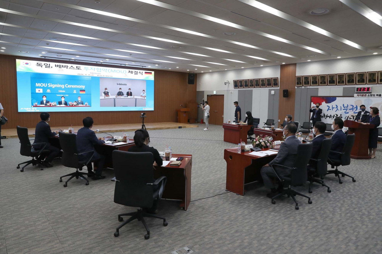 충남도는 4일 도청에서 양승조지사, 김홍장 당진시장, 울산 베바스토코리아홀딩스 최태봉, 샤샤 요바노비치(Sascha Jovanovic) 공동대표와 온라인 화상으로 투자협약(MOU)을 체결했다.