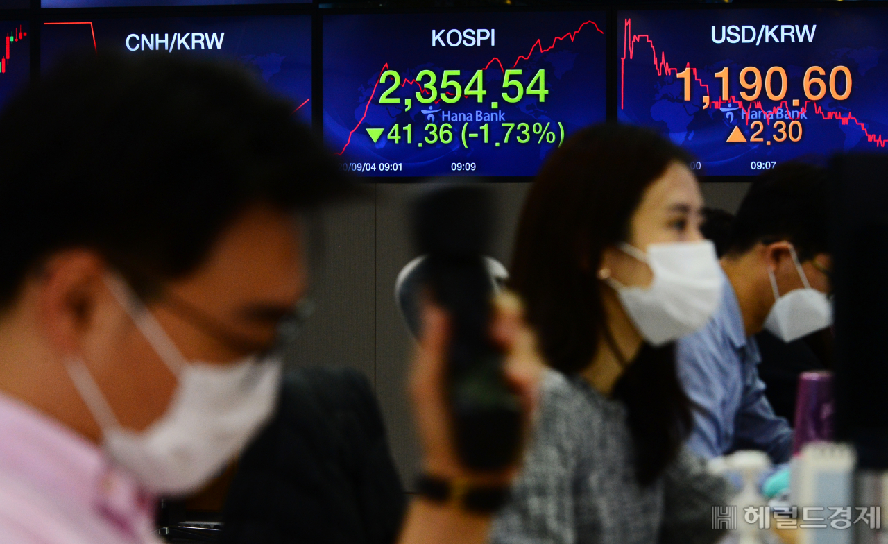 4일 오전 국내 증시가 전일 미국 증시의 급락으로 인해 하락 출발했지만 하락세가 진정되고 있다. 서울 중구 명동 하나은행 딜링룸에서 직원들이 업무를 보고 있다. [사진=박해묵 기자]