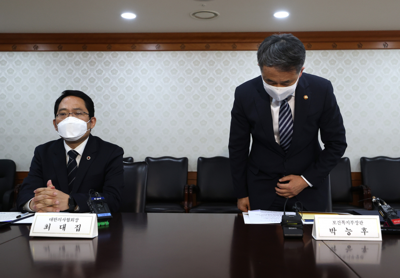 박능후 보건복지부 장관과 최대집 대한의사협회장이 4일 오후 서울 광화문 정부서울청사에서 열린 의·정 협의체 구성 합의서 체결식에서서명하기 위해 착석하고 있다. 연합뉴스