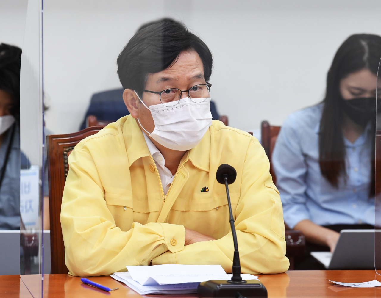 신동근 더불어민주당 최고위원이 31일 오후 서울 여의도 국회에서 열린 이낙연 당대표 주재 최고위원회의에 참석하고 있다. [연합]