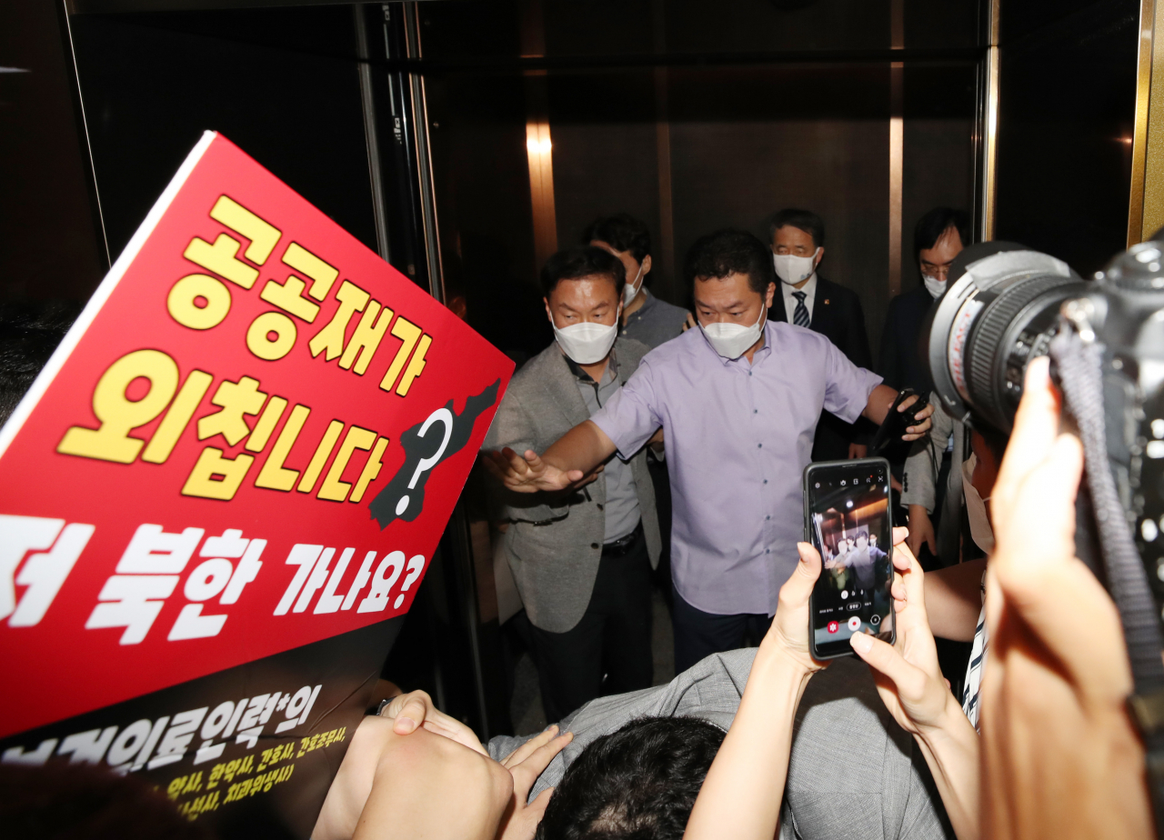 박능후 보건복지부 장관이 4일 오후 서울 회현동 한국건강증진개발원에서 열린 최대집 의사협회장과의 합의 서명식을 위해 식장으로 향하던 중 전공의들의 반발로 발길을 돌리고 있다. [연합]
