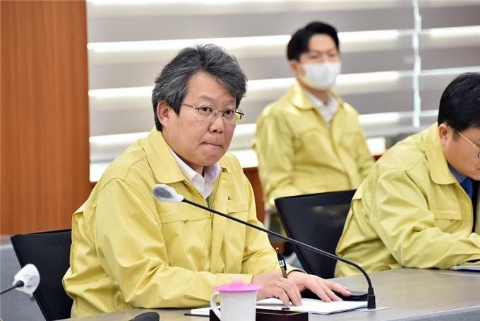 부산시의 코로나19 대응 상황을 점검하고 있는 변성완 부산시장 권한대행. 부산시 제공