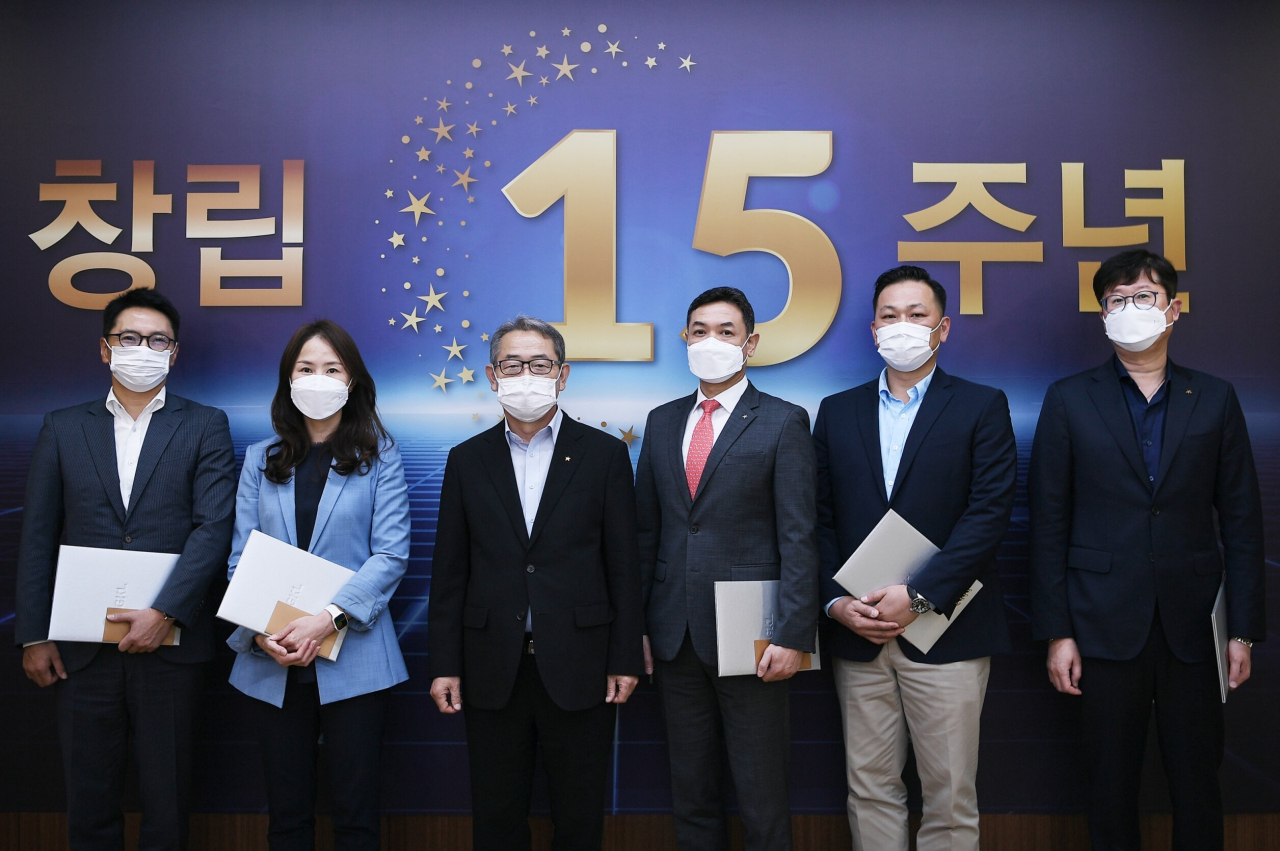GKL 창립 15주년 기념식에서 우수사원 표창 후 기념촬영을 하고 있다.(사진 왼쪽에서부터 세 번째 유태열 사장)