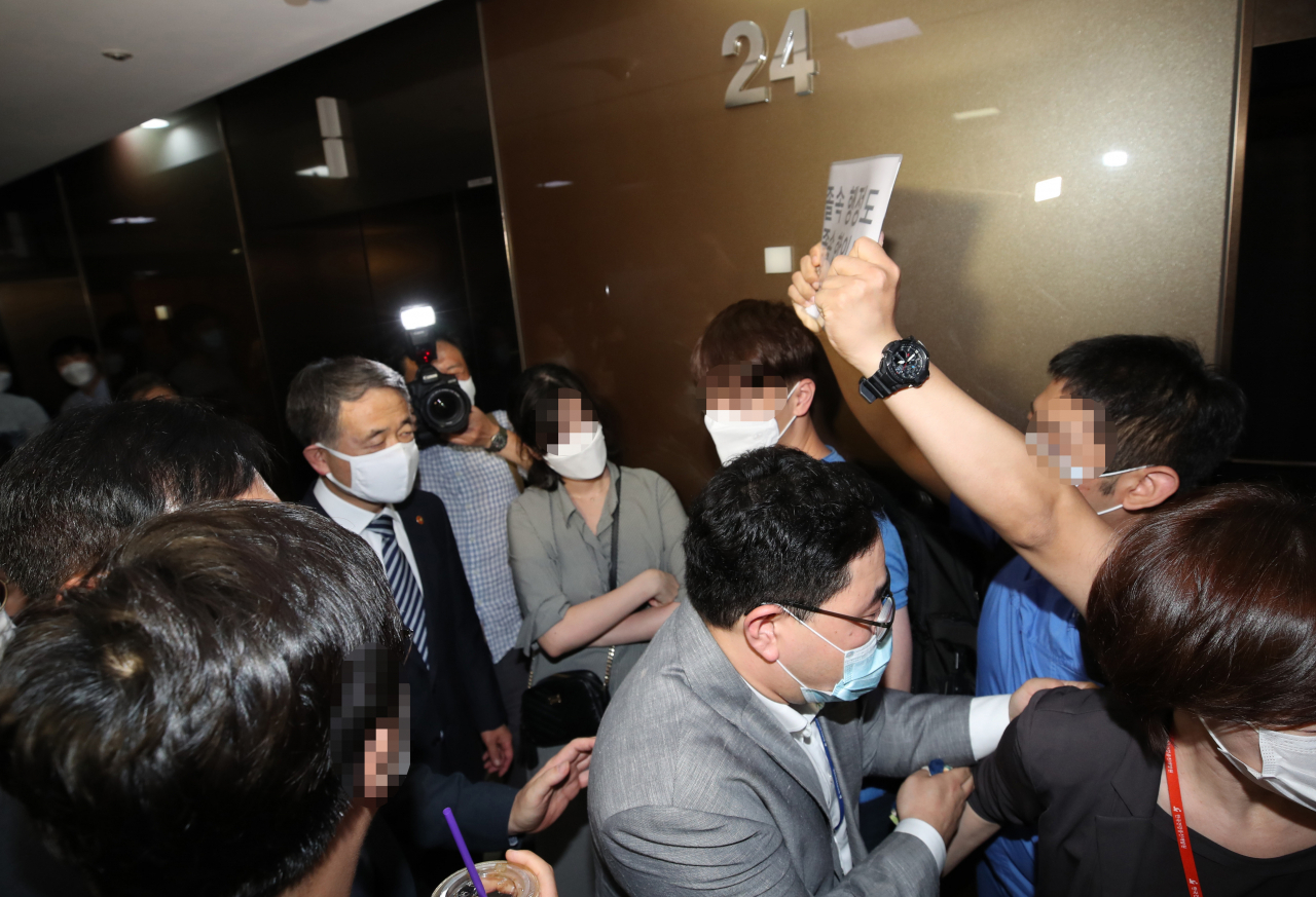 박능후 보건복지부 장관이 4일 오후 서울 회현동 한국건강증진개발원에서 열린 최대집 의사협회장과의 합의 서명식을 위해 식장으로 향하던 중 전공의들이 출입구를 봉쇄하며 길을 막아서자 발길을 돌리고 있다. [연합]
