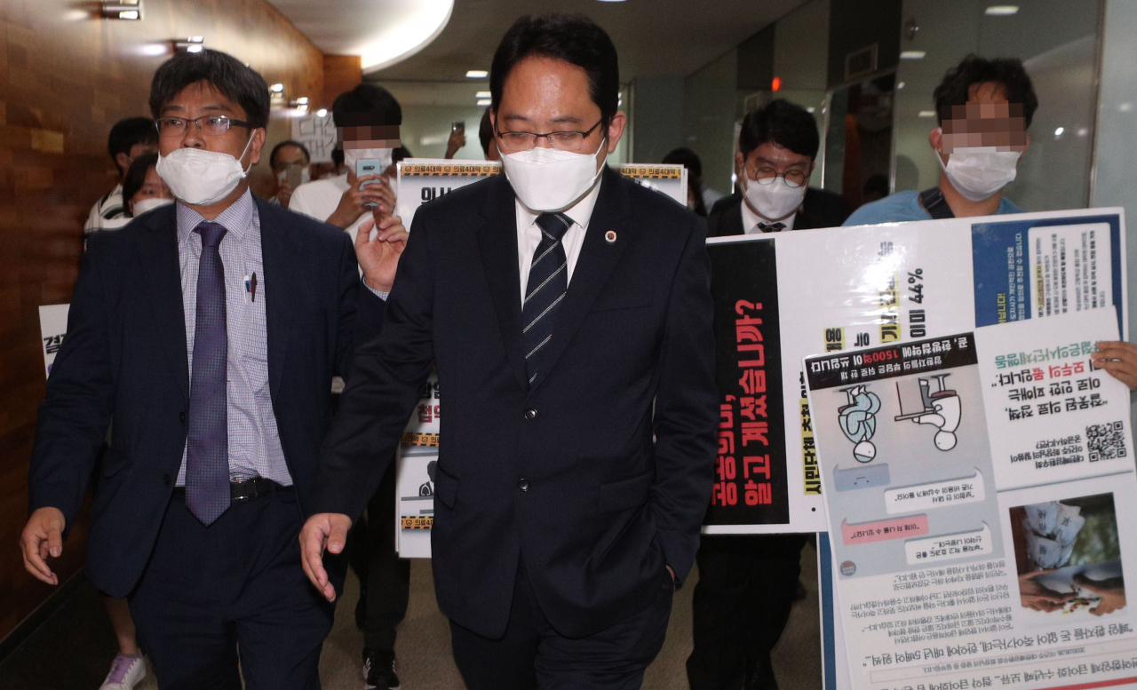최대집 대한의사협회장이 4일 오후 서울 중구 한국증진개발원에서 열리는 '의과대학 정원 확대 등 의료정책과 관련한 협상에 대한 합의문 서명식'에 참석 하던 중 전공의들의 반발로 무산되자 발길을 돌리고 있다. [연합]