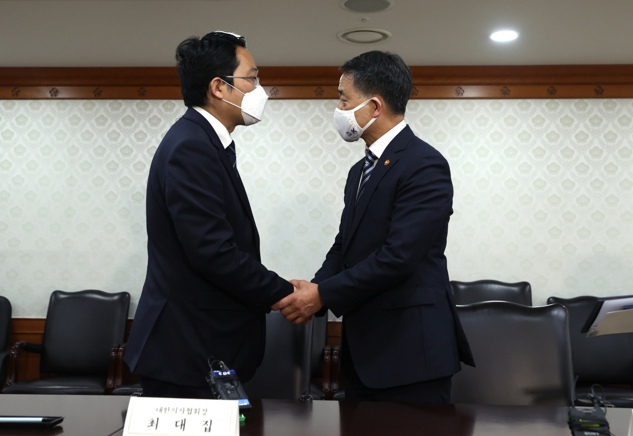 박능후 보건복지부 장관(오른쪽)과 최대집 대한의사협회장이 지난 4일 오후 서울 광화문 정부서울청사에서 열린 의·정 협의체 구성 합의서 체결식에서 합의서에 서명한 뒤 악수하고 있다. 연합뉴스