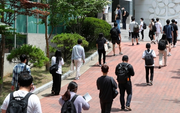 지난 6월 14일 올해 상반기 한국철도(코레일) 신입사원 채용 필기시험 응시생들이 서울 서대문구 명지전문대에서 고사장 입실 전 체온 측정을 하기 위해 줄지어 기다리고 있는 모습(사진은 기사 내용과 관련없음. [연합]