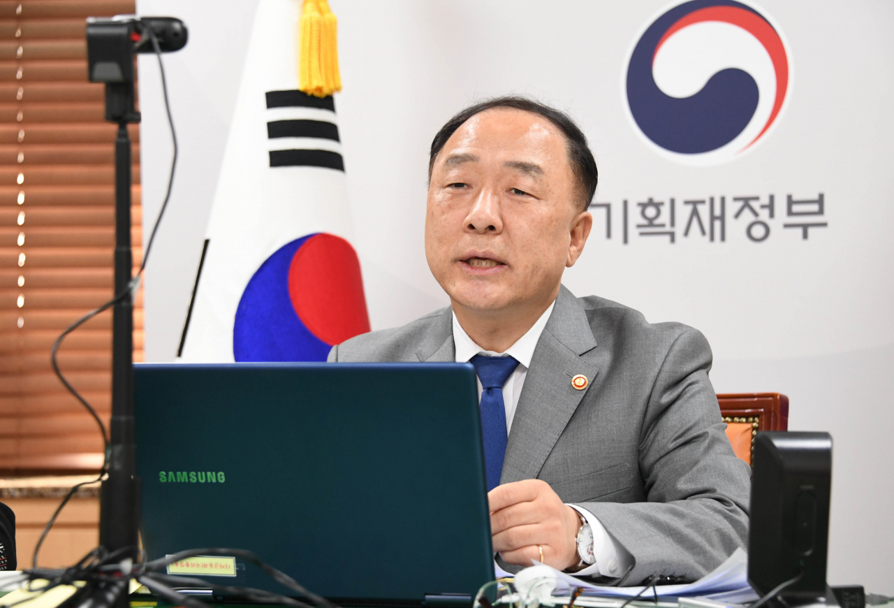 홍남기 부총리 겸 기획재정부 장관이 4일 오후 서울 광화문 정부서울청사에서 피치(Fitch) 국제신용평가기관과 화상회의를 하고 있다. [기획재정부 제공]
