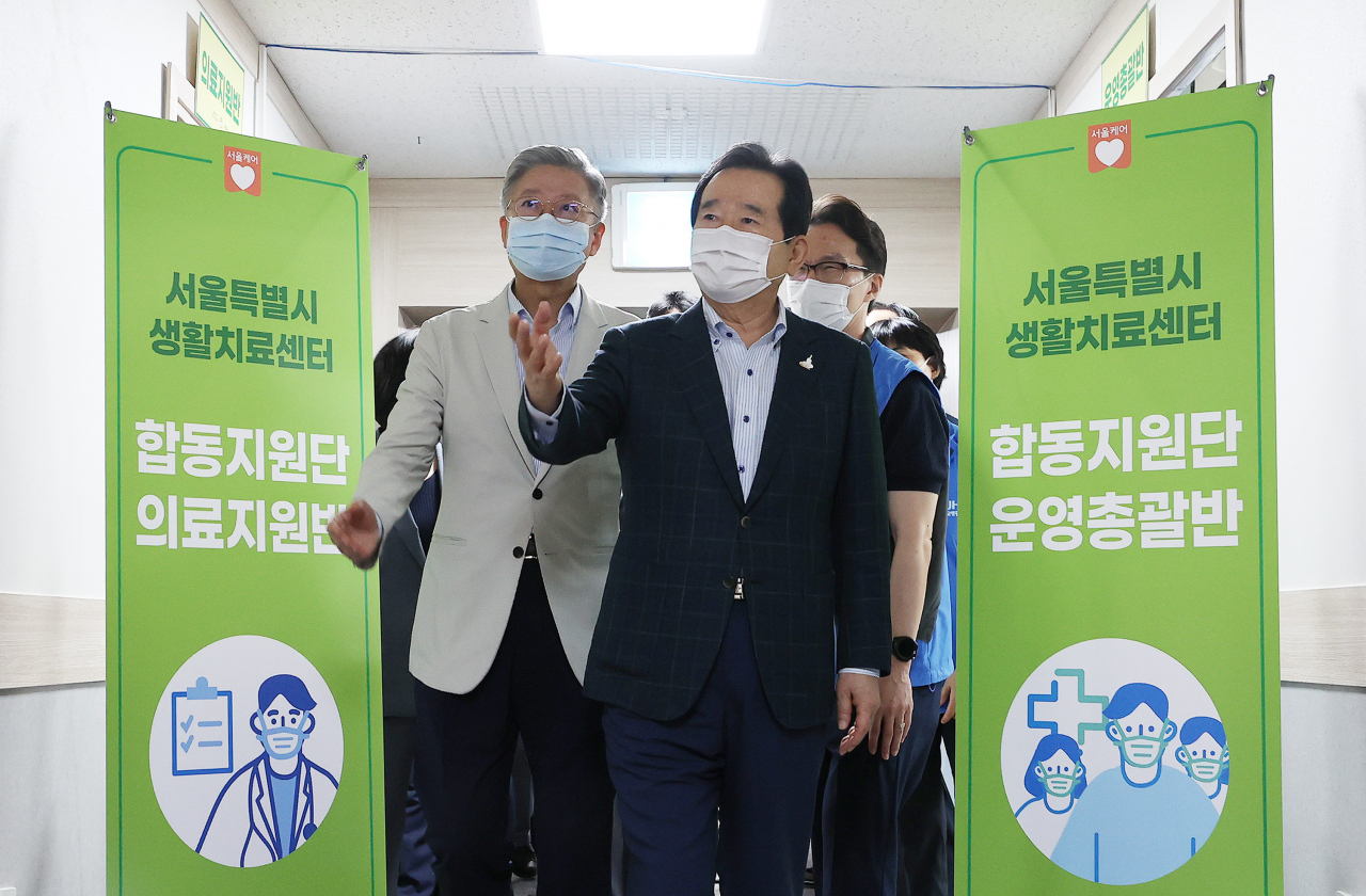 정세균(가운데)국무총리가 5일 오전 서울 노원구 한국전력공사 인재개발원에 마련된 생활치료센터를 방문해 의료지원반을 둘러보고 있다. [연합］