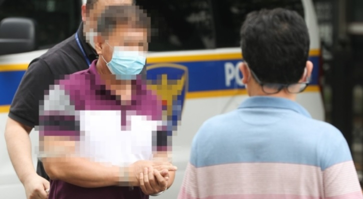 지하철에서 마스크 착용을 요구한 승객들을 폭행한 혐의(폭행)를 받는 50대 남성 A씨가 지난달 28일 서울남부지법에서 열린 구속 전 피의자 심문(영장실질심사)에 출석하고 있다.[연합]