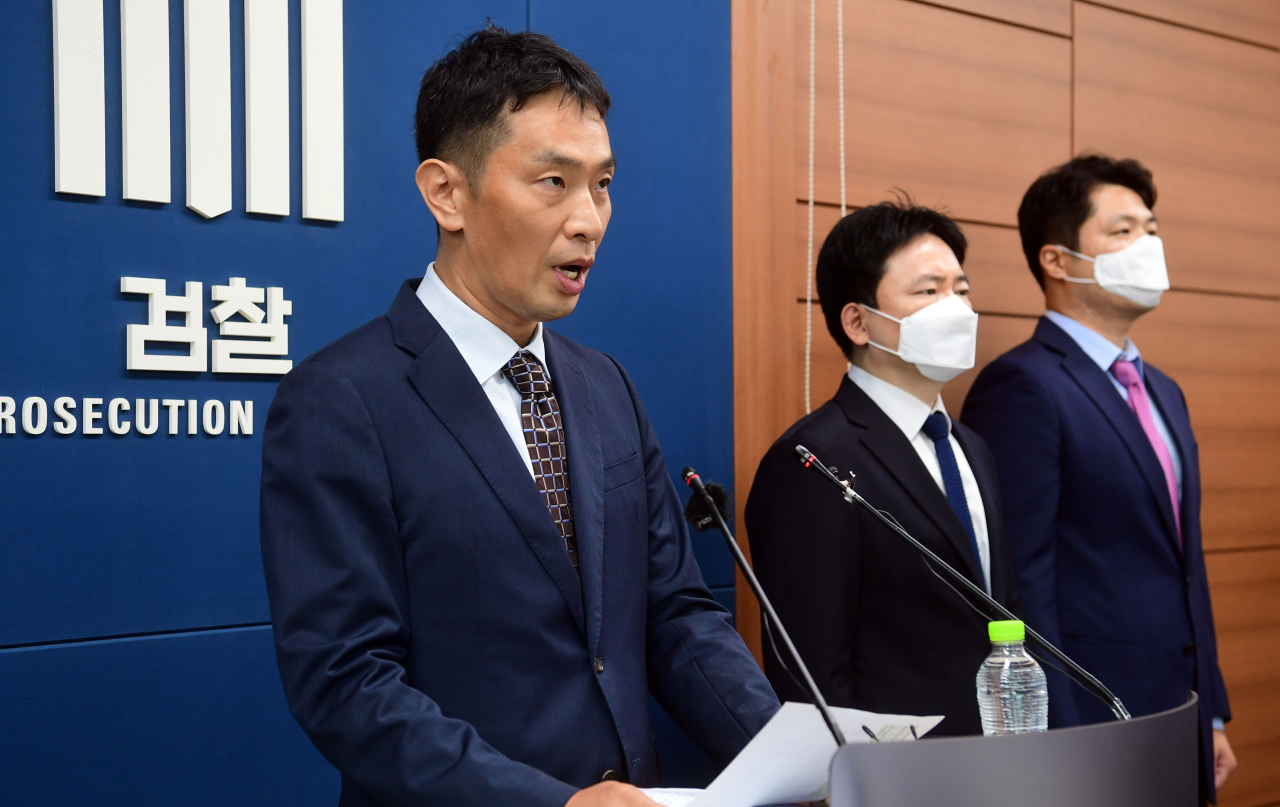 이복현 서울중앙지검 부장검사가 1일 오후 서울고검 기자실에서 삼성그룹 불법합병 및 회계부정 사건 수사결과를 발표하고 있다. [연합]