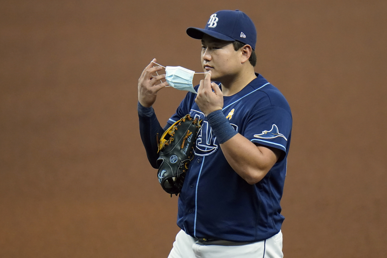 마스크를 쓰고 있는 최지만. [AP]