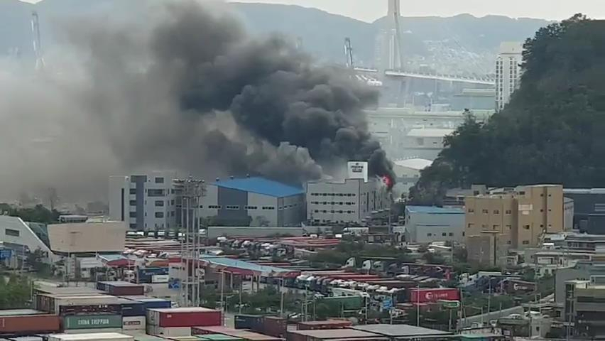 6일 오전 11시 39분께 부산 남구 용당동 한 공장에서 불이 나 소방헬기와 장비 38대를 투입해 진화하고 있다. 사진은 남구 공장 화재 현장. [연합]