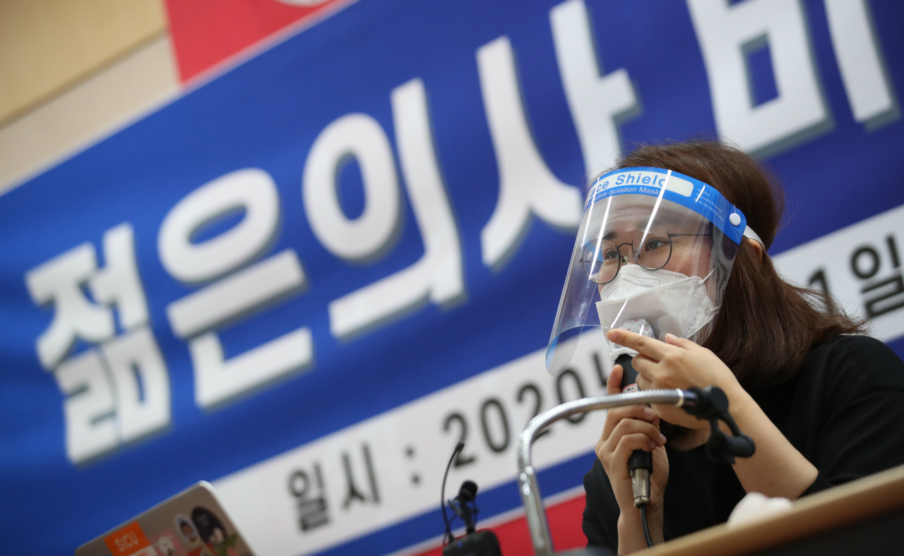 박지현 대한전공의협의회 비대위원장이 1일 오전 서울 영등포구 서울특별시의사회에서 열린 젊은의사 비상대책위원회 출범식에서 취재진의 질문에 답하고 있다. [연합]