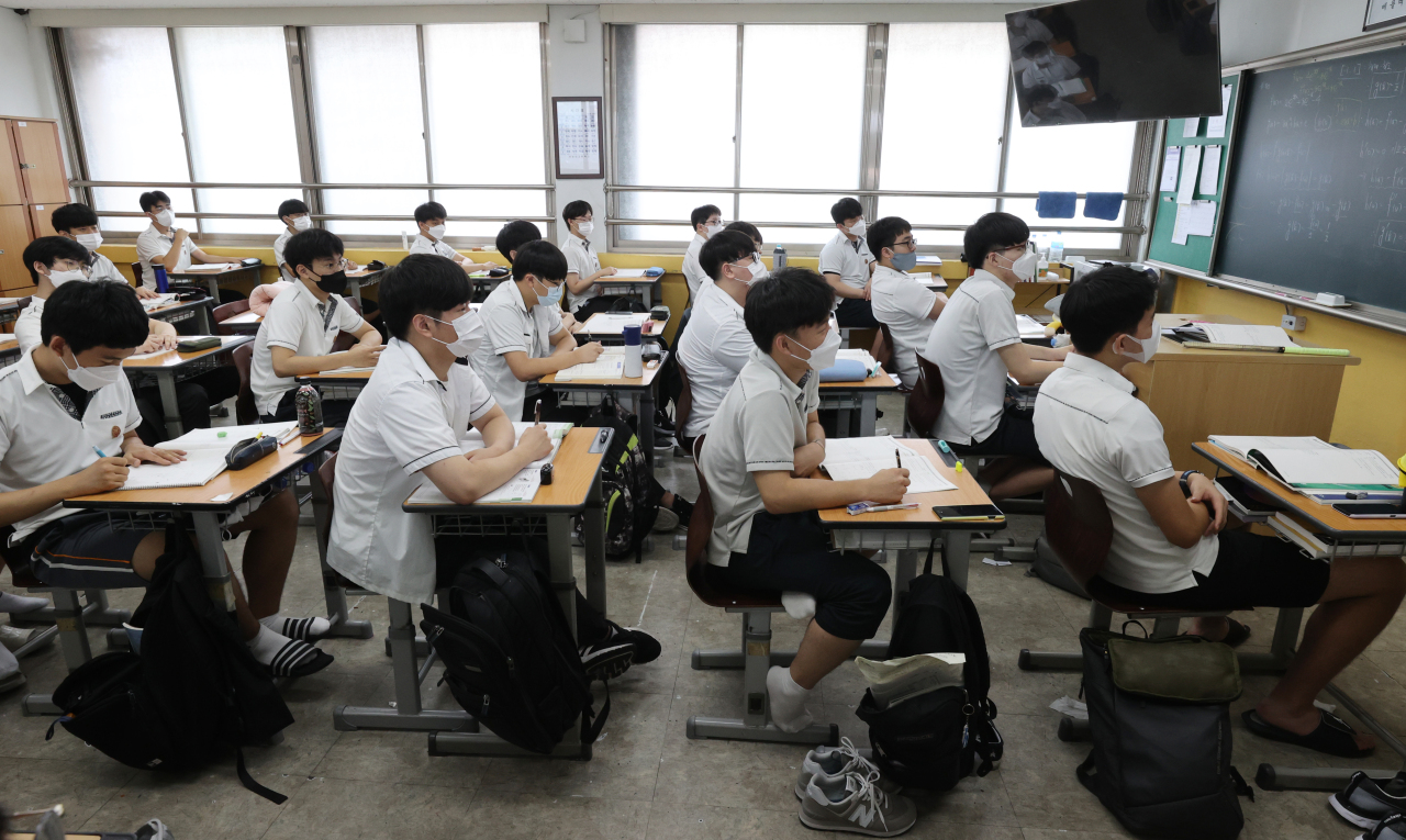 Third-year high school students in Gwangju attend a class on Aug. 24, a day before the 100-day countdown to the Dec. 3 Suneung began. (Yonhap)