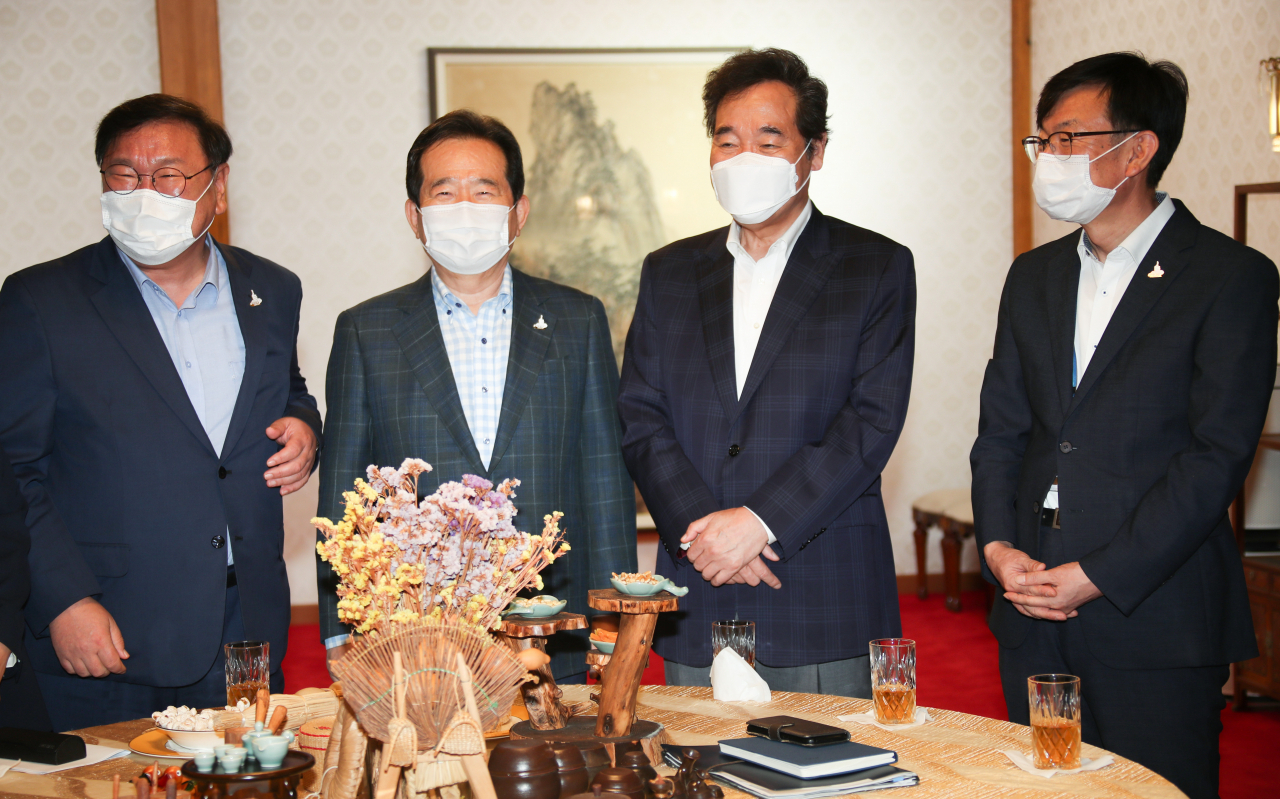 정세균 국무총리가 6일 서울 삼청동 총리공관에서 열린 고위 당정협의회에서 참석자들과 대화하고 있다. 사진 왼쪽부터 더불어민주당 김태년 원내대표, 정 총리, 더불어민주당 이낙연 대표, 김상조 청와대 정책실장. [연합]