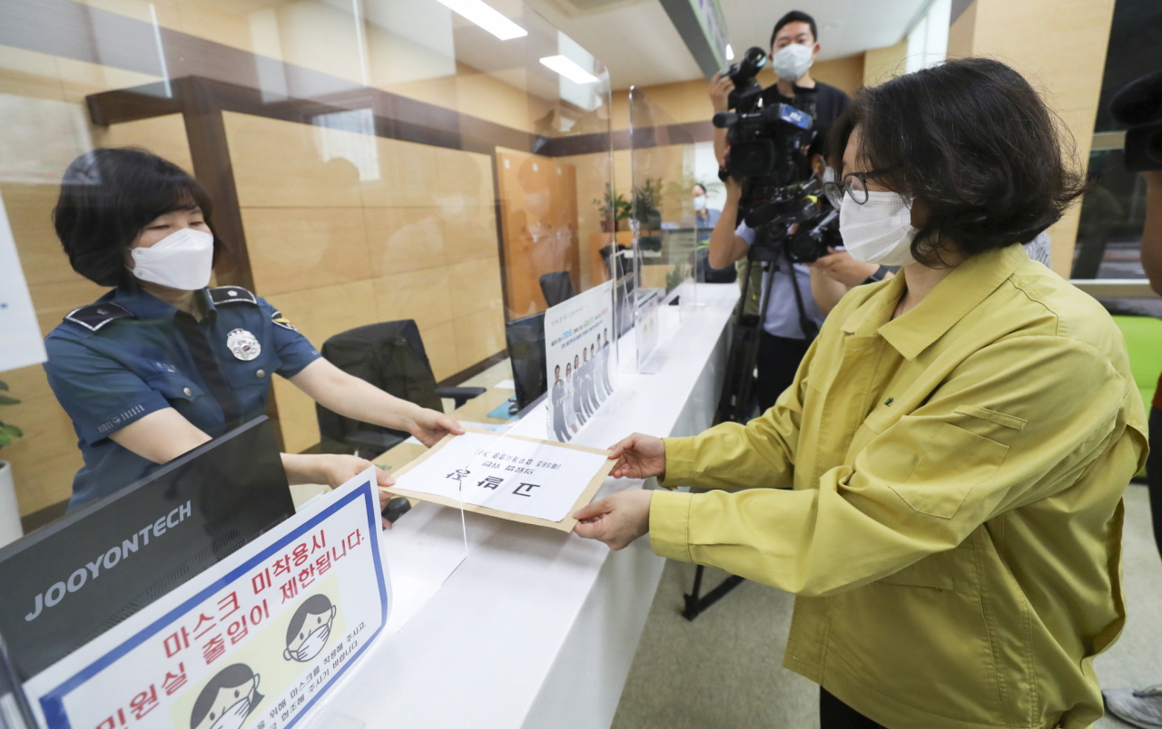 Health Ministry officials report 10 junior doctors on strike to police in end-August. The complaints against four of the doctors have been retracted after they were found to have never taken a leave. (Ministry of Health and Welfare)