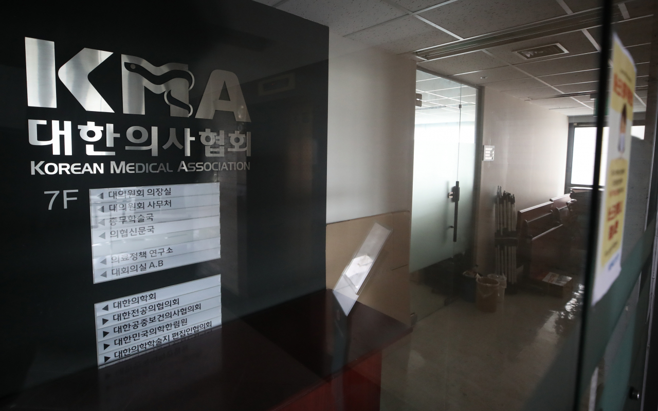 6일 서울 용산구 대한의사협회 임시 의협회관이 적막한 모습을 보이고 있다. 오른쪽 출입문 보이는 곳이 전공의협의회 사무실이다. [연합]