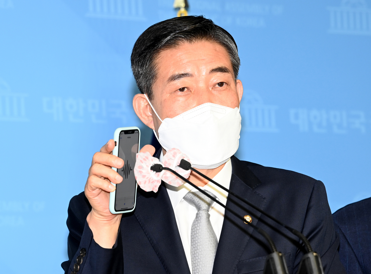 신원식 국민의힘(당시 미래통합당) 의원이 2일 오전 국회 소통관에서 열린 기자회견에서 추미애 법무부장관 아들 병역 시절 병가 및 연가 사용과 관련한 녹취록을 공개하고 있다. [연합]