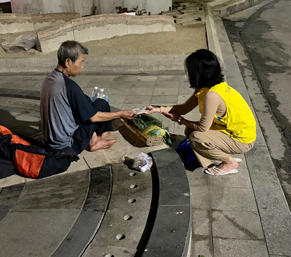 거리 노숙인에게 긴급재난지원금 신청 절차 등을 안내하고 있다. [서울시 제공]