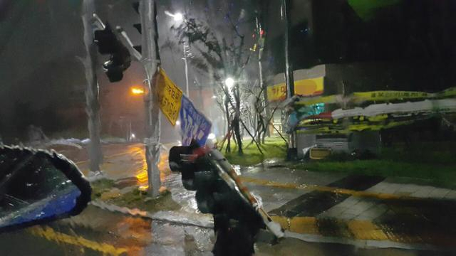 7일 부산 영도구의 한 도로에서 신호등이 태풍 ‘하이선’에 꺾였다. [연합]