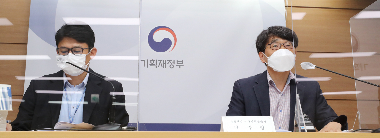나주범 기획재정부 재정혁신국장(오른쪽)과 김의택 재정효과분석팀장이 지난 2일 오전 정부세종청사에서 '2020~2060 장기재정전망' 브리핑을 하고 있다. [헤럴드DB］